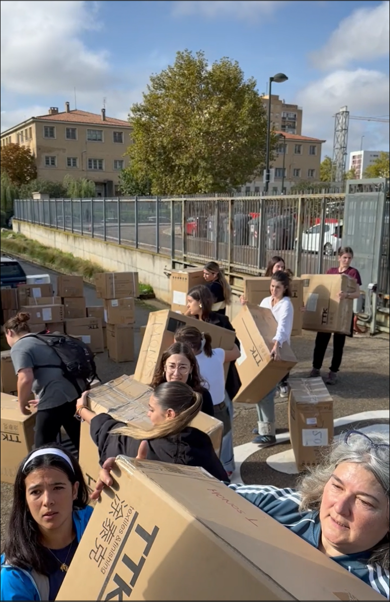 Estudiantes de la Facultad de Zaragoza organizando la donación a Valencia.