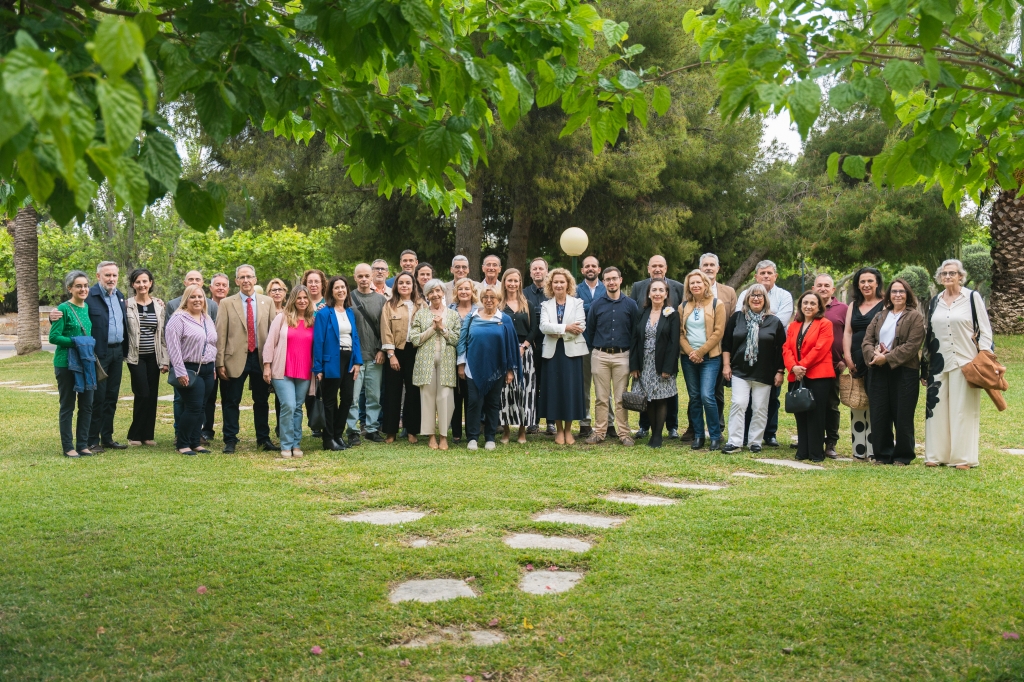 El Colegio de Veterinarios de Alicante rinde homenaje a sus expresidentes y premia la excelencia en bienestar animal