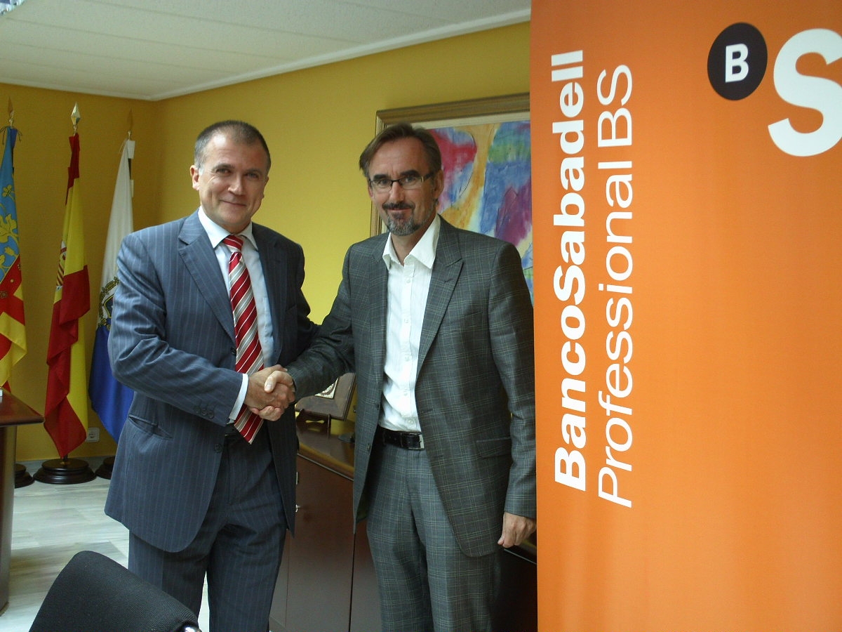 El Colegio Veterinarios de Alicante firma  un acuerdo de colaboración con el Banco Sabadell