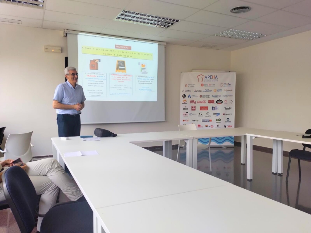 Hosteleros de Alicante se Informan sobre la Nueva Ley del Desperdicio Alimentario en Charla de APEHA