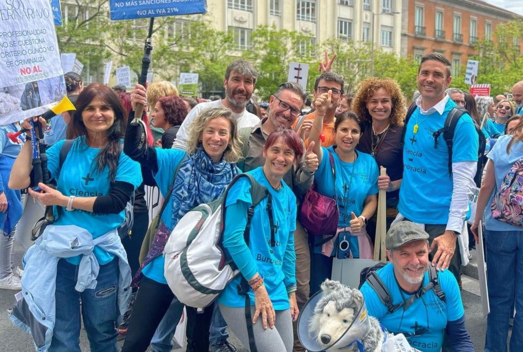 Veterinarios alicantinos se suman a la concentración nacional frente al Congreso contra el RD 666/2023