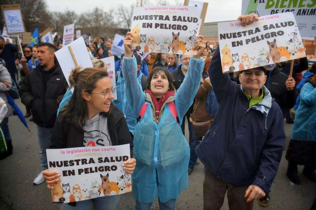 El PP abandera la lucha masiva de los veterinarios y pedirá la derogación del controvertido decreto que limita su labor